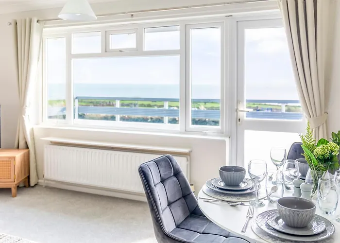 Panoramic Sea View Apartment Sleeps 4-Free Parking