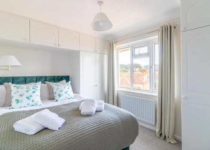 Panoramic Sea View Apartment Sleeps 4-Free Parking